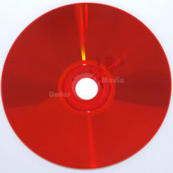 Ein transparenter roter CD-Rohling auf weißem Hintergrund.