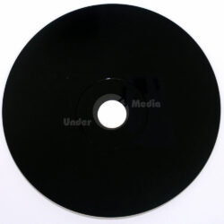 Eine schwarze, blanko CD mit Loch in der Mitte, auf weißem Hintergrund.