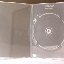 Eine transparente DVD-Hülle mit einem leeren Innenraum und einem DVD-Halter.