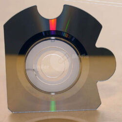 Ungewöhnlich geformte Compact Disc mit reflektierenden Oberflächen.