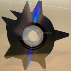 Eine CD mit einem stachelförmigen Rand, die auf einem hellen Hintergrund präsentiert wird.