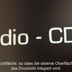 Detailaufnahme einer Audio-CD mit Beschreibung zur Siebdrucktechnik und Integration der silbernen Oberfläche.