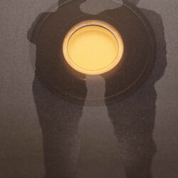 Nahaufnahme eines speziellen Effekts mit unterschiedlichen Schwarztonen und einem kreisförmigen Lichtpunkt.