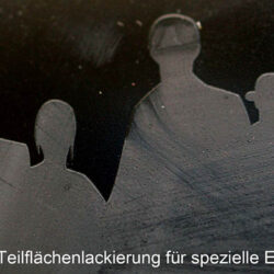 Silhouetten von Personen, die durch Teilflächenlackierung auf einer Oberfläche dargestellt sind.