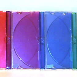 Sechs transparente, farbige CD-Hüllen in den Tönen Gelb, Rot, Lila, Blau und Grün auf einem weißen Hintergrund.