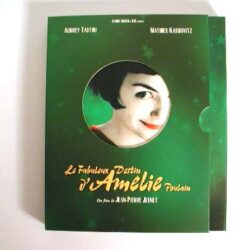 Cover des Films mit einer stilisierten Darstellung von Amélie und grünem Hintergrund.