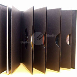 Aufgefächerte CD-Stecktaschen in einem CD-Buch