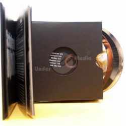 Ein geöffnetes Musikalbum zeigt die Trackliste auf der Innenseite des Covers, mit einem sichtbaren CD im Hintergrund.