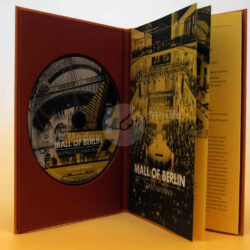 Eine geöffnete DVD-Box zum Mall of Berlin mit detaillierten Informationen zur Eröffnung und einem abgebildeten Disc.