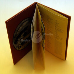 Offenes Buch mit einer Ansicht der Seiten und einem Bild auf der linken Seite.