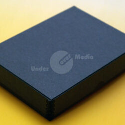 Eine Schachtel aus schwarzem Karton.