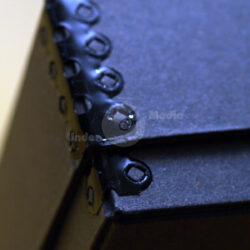 Nahaufnahme eines schwarzen Kartons mit einem speziellen Verschlussmechanismus aus Kunststoff.