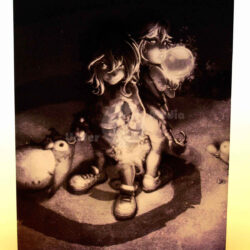 Zwei Kinder stehen nebeneinander in einer schattigen Umgebung, einer hält eine leuchtende Kugel, während der andere einen verspielten Blick hat.