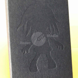 Eingravierte Silhouette eines Mädchens auf einem schwarzen Notizbuch mit matte Oberfläche