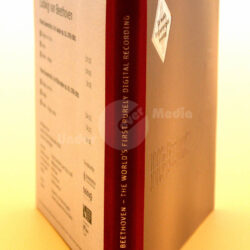 Die Buchrückseite eines Albums mit dem Titel "100% Beethoven - die erste rein digitale Aufnahme der Welt", das Informationen zu den Stücken und deren Dauer enthält.