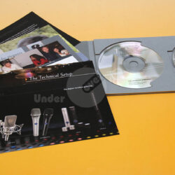 Eine Anordnung von Broschüren und CDs zu Mikrofonen und technischen Setups für die Audioaufnahme.