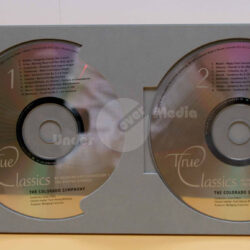 Zwei Audio-CDs im Umschlag mit dem Titel "True Classics" von der Colorado Symphony, einschließlich einer Liste von Musikstücken und Komponisten.