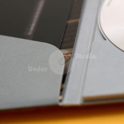 Detailaufnahme einer CD-Hülle, die eine silberne CD zeigt, die teilweise sichtbar ist.