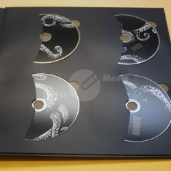 Eine Ansicht von vier CD-Hüllen mit einem künstlerischen Tintenfisch-Design auf schwarzem Hintergrund.