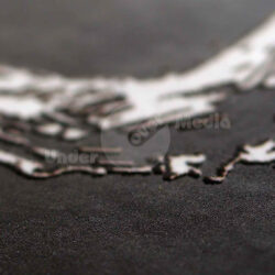 Nahaufnahme einer schimmernden, strukturierten Fläche mit abstrahierten Linien in Weiß.