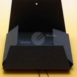 Eine schwarze Geschenkbox mit einem geöffneten Deckel und einem darunter liegenden Bereich in dunklem Blau.