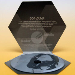 Eine CD-Hülle mit dem Titel "Soft-Lounge", die eine Zusammenstellung von entspannenden Lounge- und Chillout-Tracks präsentiert, auf einem hellen Hintergrund.