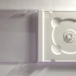 Eine leere CD-Hülle mit einem transparenten Deckel und einem weißen Innenrand.