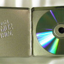 Eine geöffnete CD-Hülle mit einem bunten, reflektierenden CD-Inhalt.