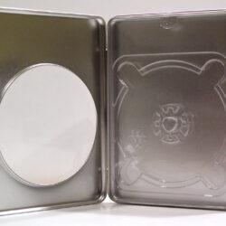 Innenansicht einer leeren metallenen DVD-Hülle mit halbrundem Einschub für die Disc.