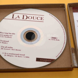 CD-Label mit Songtiteln und Details zu "La Douce" in einer Hülle, die eine musikalische Auswahl präsentiert.