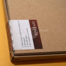 Detailansicht einer Pappe mit handschriftlichen Notizen und dem Titel "FREJAZZ"