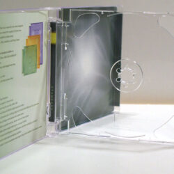 Eine transparente CD-Hülle, die geöffnet ist, zeigt den Platz für die CD und einen bedruckten Innenteil.