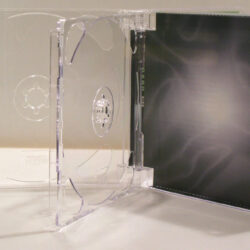 Eine transparente CD-Hülle mit geschlossener Innenseite und schimmerndem Hintergrund.