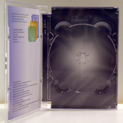 Eine geöffnete CD-Hülle zeigt die Innenseite mit einem transparenten Datenträgereinsatz und Informationen zum Produkt.