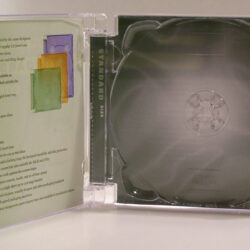 Ein offenes Super Jewel Box-Design mit mehreren Klappen und Platz für mehrere Discs.