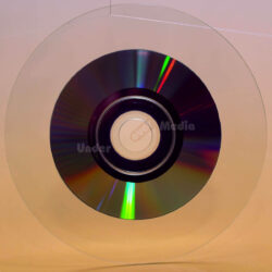 Teilbesputterte CD mit farbigen Reflexionen in der Mitte und Transparenz außen..