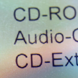 Detailaufnahme von CD-ROM, Audio-CD und CD-Extra auf einer CD-Oberfläche
