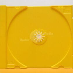 Eine einfache gelbe CD-Hülle mit einem zentralen Halter für die Scheibe, blickt frontal auf.