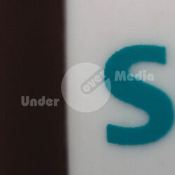 Nahaufnahme eines weißen USB-Stick mit Schrift in blauem Siebdruck.