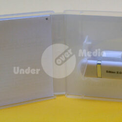 Ein geöffneter USB-Stick in einem klaren Etui mit einer weißen Rückseite und dem Aufdruck "Edition 2.0 15".