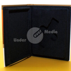 Innenseite einer hochwertigen Klappbox mit schwarzem Schaumstofffutter für einen USB-Stick