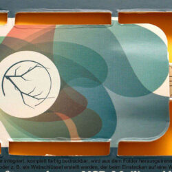 Ein integrierter USB-Stick in einem bunt bedruckten Folder, bereit zur Verwendung.