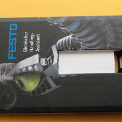 USB-Stick im Kreditkartenformat mit Grafik und Logo von FESTO