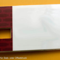 Ein USB-Stick im Design einer Visitenkarte, der für Sieb- oder Offsetdruck geeignet ist.