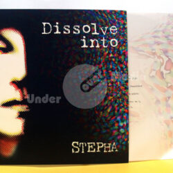 Schallplatten-Cover zeigt eine stilisierte Darstellung eines Gesichts und lebendige Farben auf der Rückseite