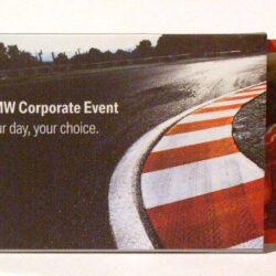 Einladungskarte für ein BMW-Veranstaltung mit Rennmotiven und dem Slogan "Ihr Tag, Ihre Wahl."