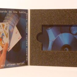 Eine kreative Box mit Sichtfenster, die Spielkarten und CDs kombiniert, um eine transparente und interaktive Erfahrung zu bieten.