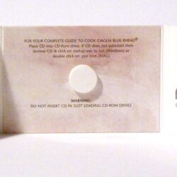 Eine geöffnete CD-Hülle mit Anweisungen zur Verwendung des CD-ROMs und Hinweisen zur Gefahr von Laufwerken.