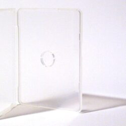 CD-Hülle::Eine transparente CD-Hülle, die geöffnet auf einer weißen Fläche steht, mit einem klaren Sichtfeld und dezenten Schatten.
