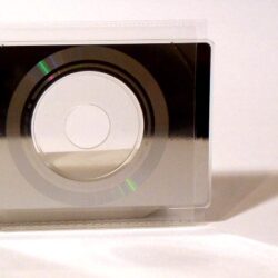 Eine transparente CD-Hülle mit einer silbernen Disc in der Mitte, auf einem weißen Hintergrund.